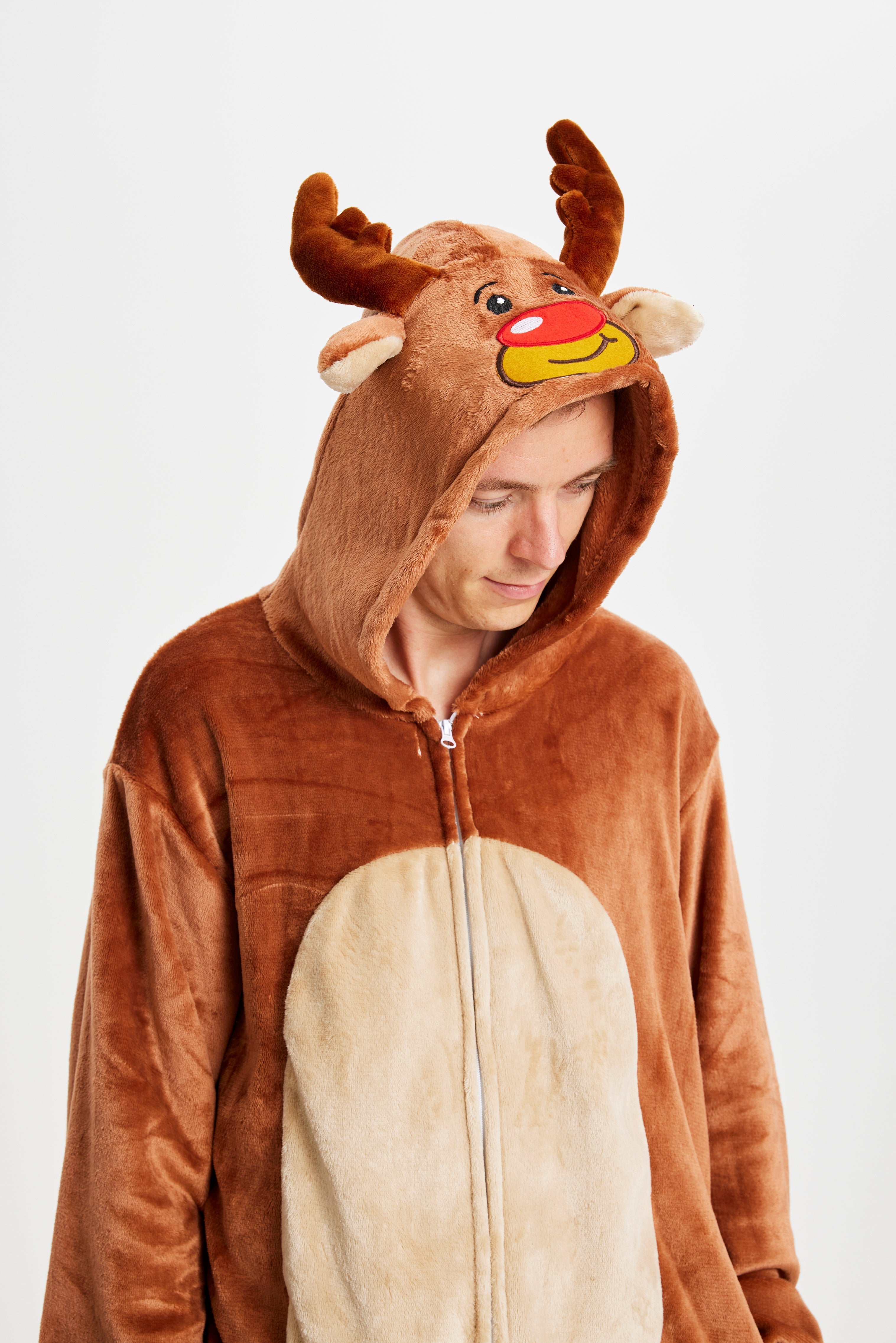 Een poserende man verkleed als Rudolph.